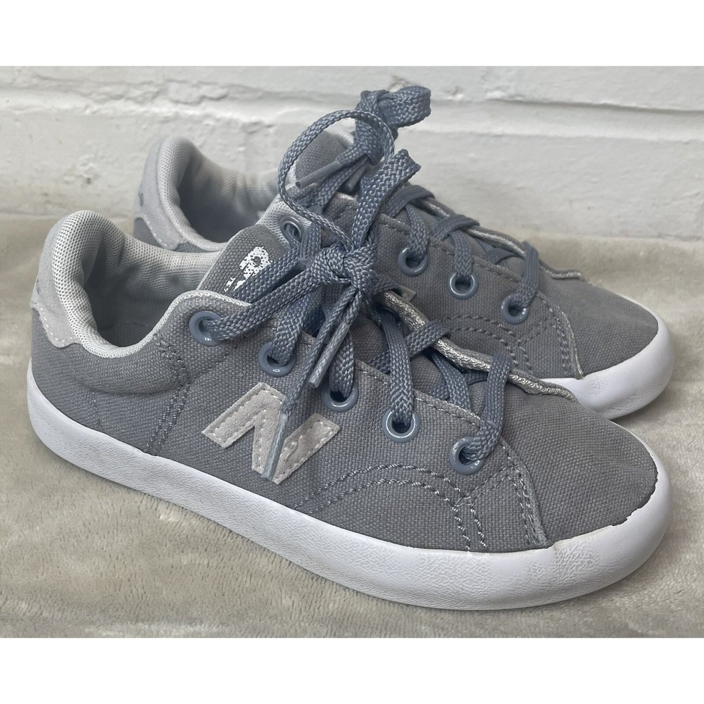 Youth New Balance Gray And‎ White Size 12.5 Kids